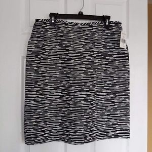 NWOT Tahari Patterned Black and White Shirt